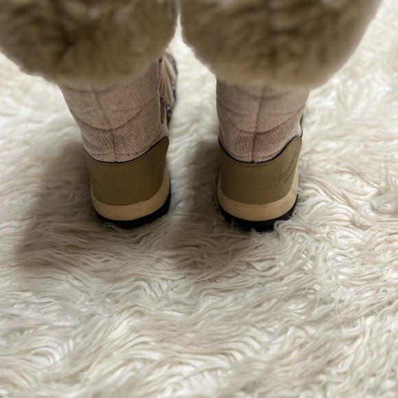 Bearclaw 1932W Leslie Women’s Tan Faux Fir Winter Boots. Size 9 - Picture 5 of 6